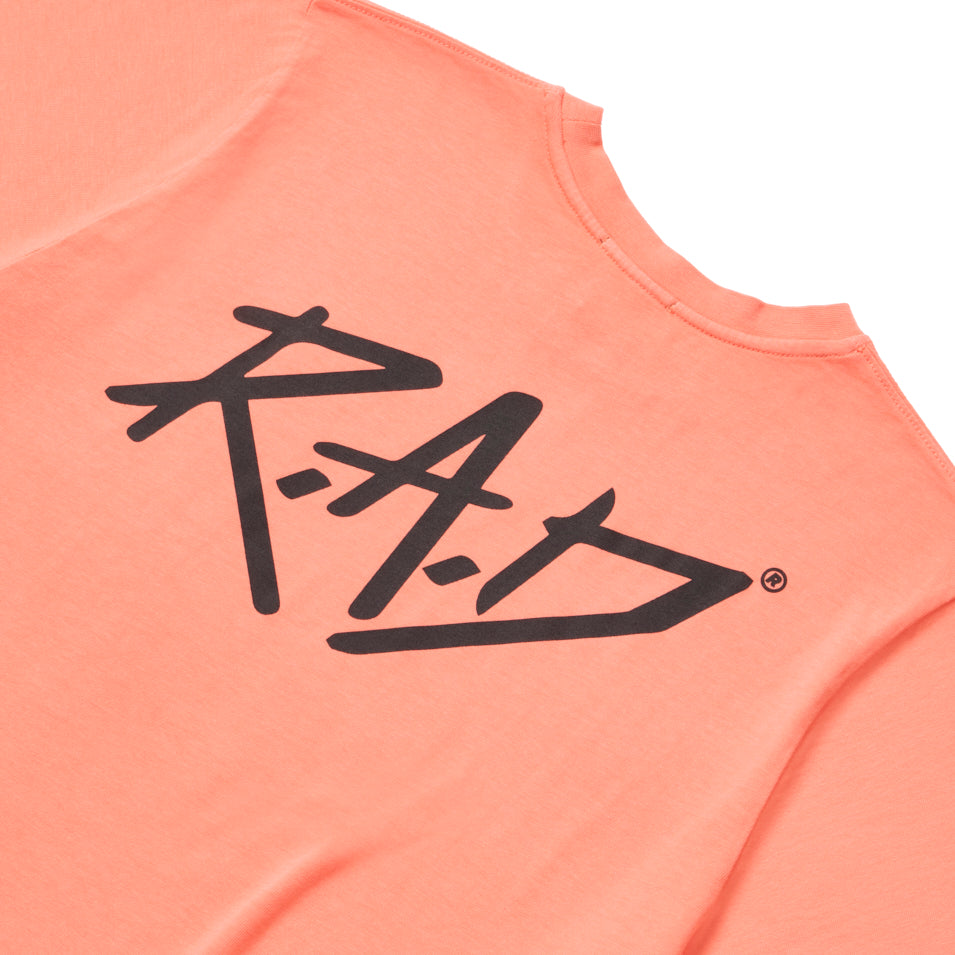 Salmon-colored T-shirt with black graphic logo from SKETCH CROP FLUORO ORANGE collection